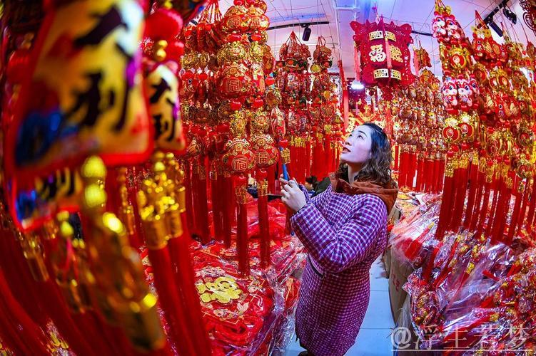 春节市场热闹非凡，消费活力尽显